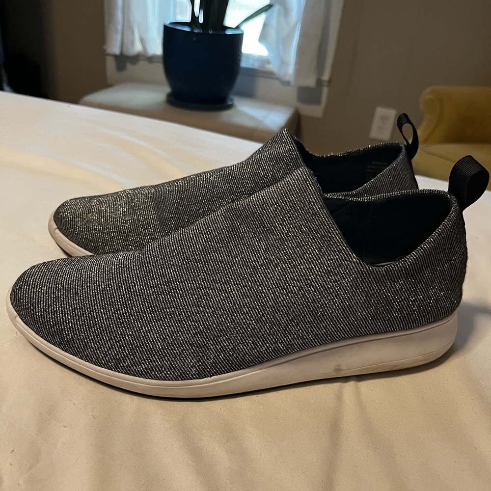 Women’s sparkly slip-on tennis shoes! Com+sens size 9.5.